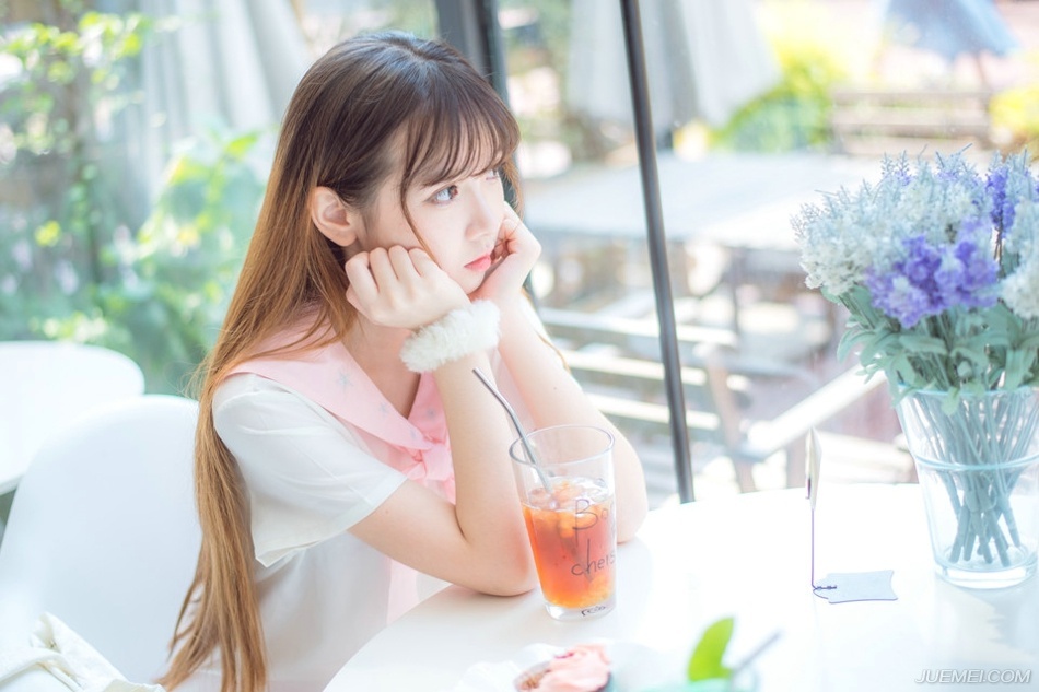 “曹操曾经不守规矩，妄图以刺段行刺主公以及少主，奸计未遂，蜀中虽然消息鄙陋，但这已经是一年前的事情，后果如何，诸位应该清楚，中原四州之地，上至险要，下至县令，无论本人还是家人，尽皆遭到死亡刺杀，徐州陈氏，乃徐州第一大族，经此一战，烟消云散，满门皆屠。”庞统挣了挣双臂，没能挣脱，也不再费力，只是看向帐中众将，淡然道：“诸位杀了我之后，可以让家人准备后事了，记住，是全家的。”